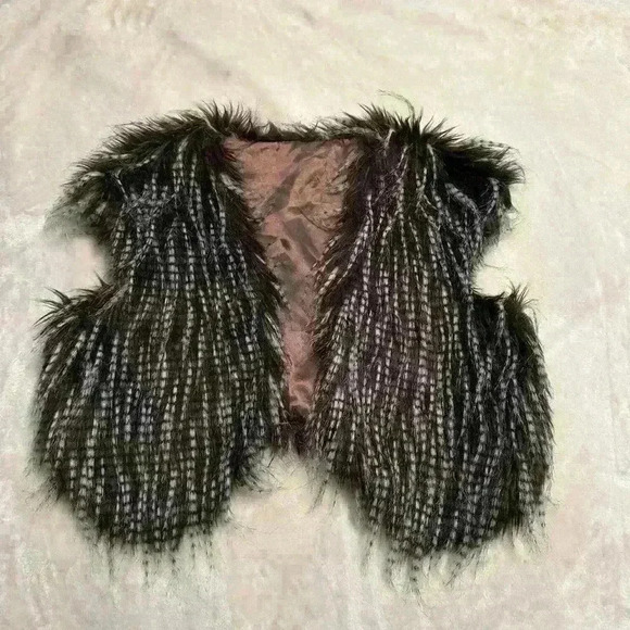 Tops - Feathery Faux Fur Vest Fits between a Small‎ and Medium